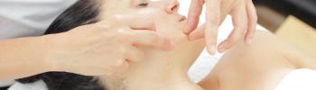Masaje facial reafirmante y su aplicación en el tratamiento de las arrugas y líneas de expresión Masaje facial reafirmante y su aplicación en el tratamiento de las arrugas y líneas de expresión