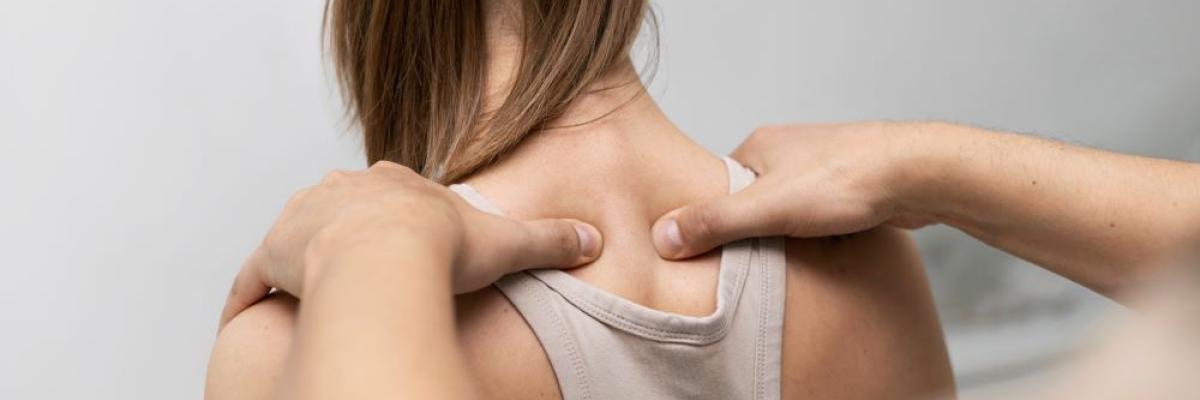 Contracturas recurrentes en cuello y espalda: causas que suelen pasar desapercibidas